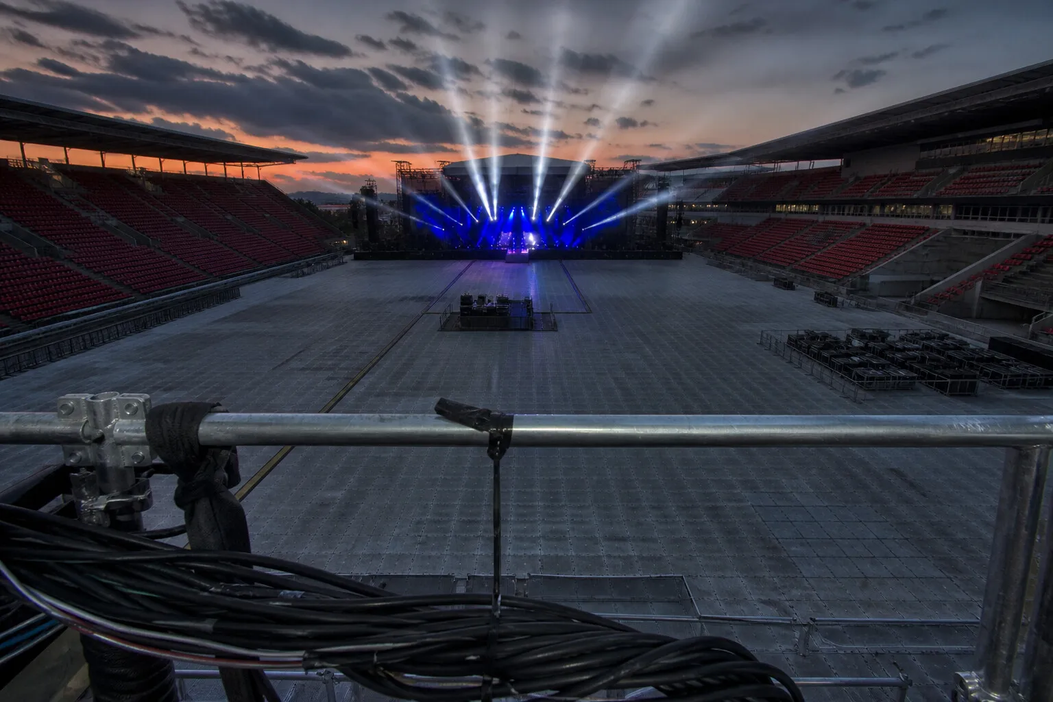Stadionová produkce se světelnou show za soumraku